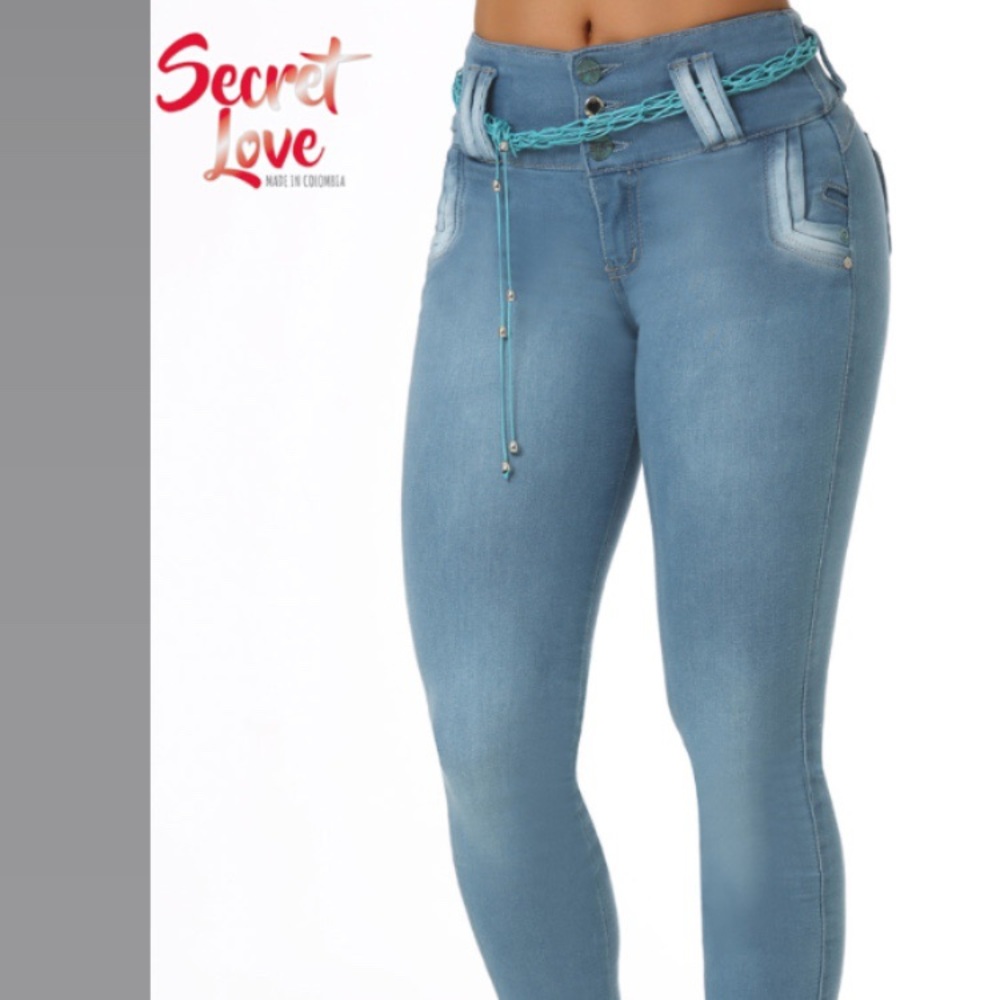 High waisted blue Colombian jeans with belt